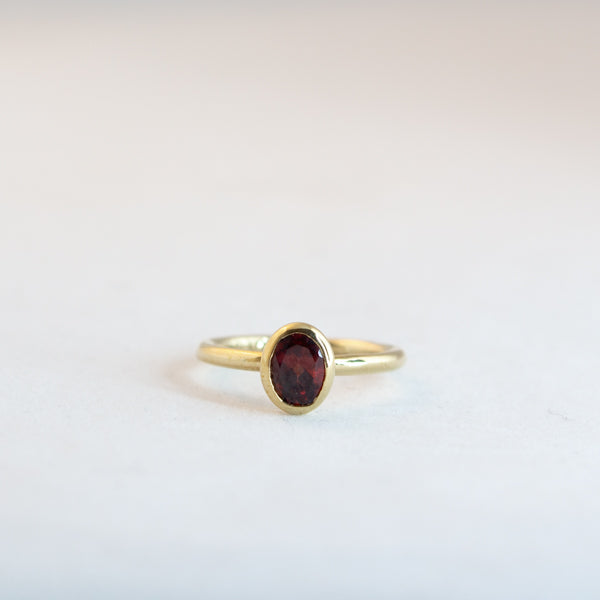 Oval Medium - Garnet