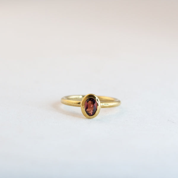 Oval Small - Garnet