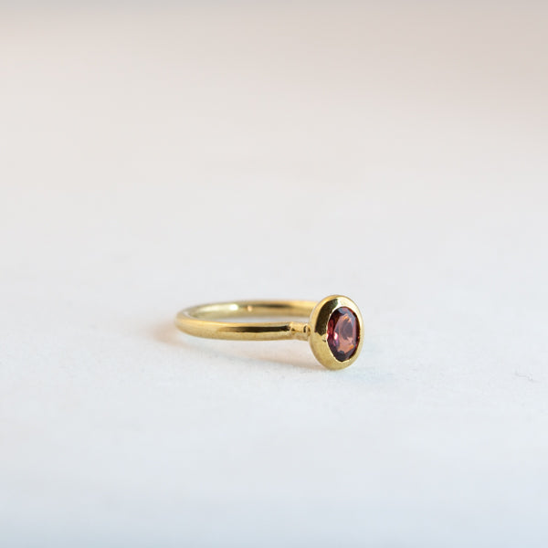 Oval Small - Garnet