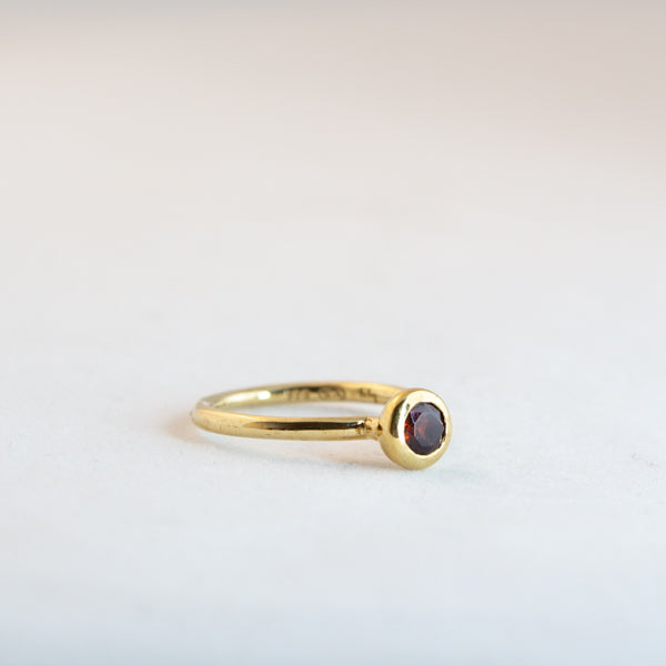 Round Small - Garnet