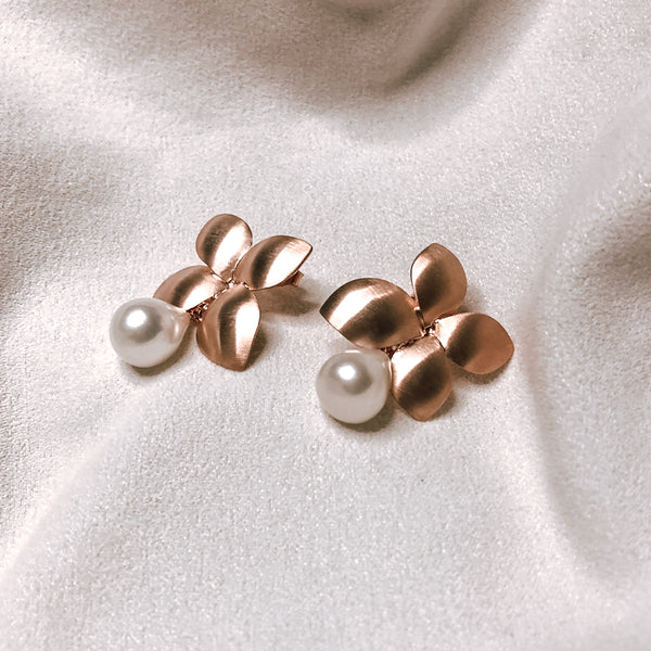 BLOOM EARRINGS WITH PEARL ACCENTS